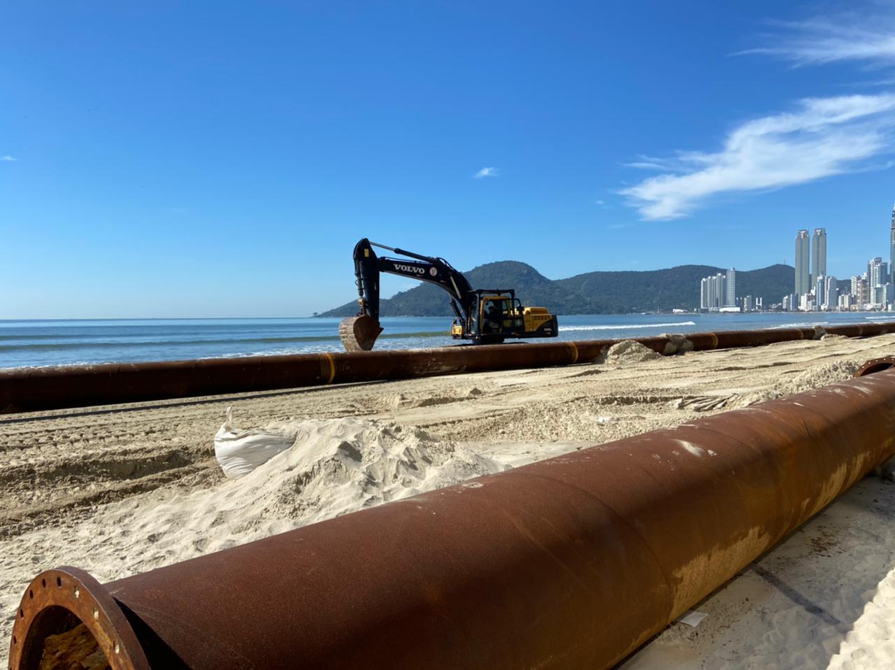 Alargamento Da Faixa De Areia Linhas De Tubos Come Am A Ser Levadas