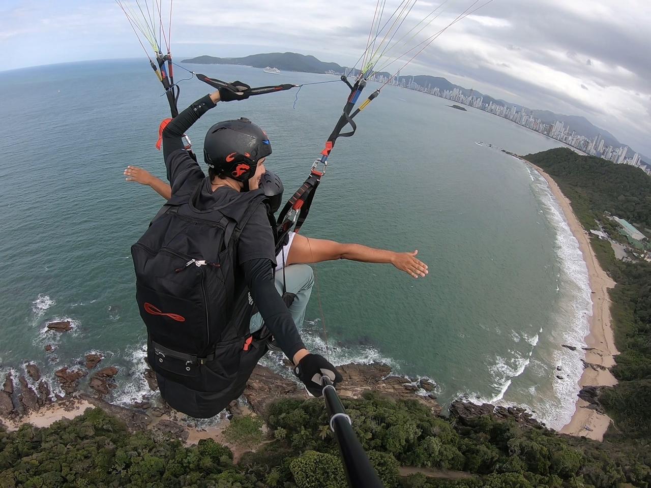 Colorindo O C U De Bc Marca O Retorno Do Voo Livre Ao Morro Do Careca Em Balne Rio Cambori